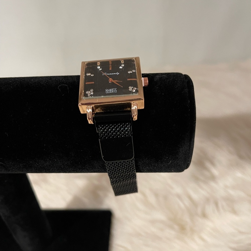 Rinnandy Women Stainless Steel Quartz Movement Designer Watch. Black.